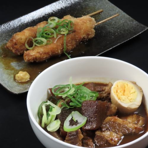 牛すじ入りでご用意される当店自慢のどて煮でございます。牛・豚・鶏の3種のお肉をぜひ味わってください！
