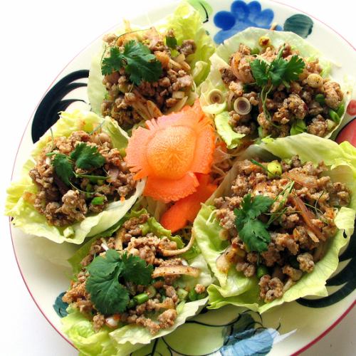 Minced Pork and Lemongrass Salad Wrapped in Lettuce "Yam Mu Takrai"