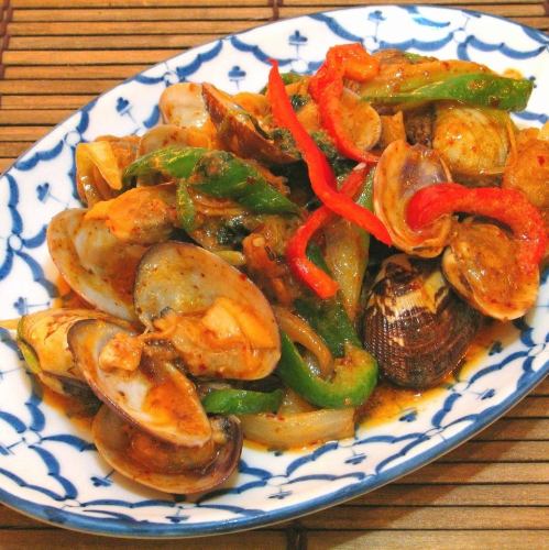 Stir-fried clams with spicy basil "Pat Hoorai"