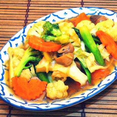 炒五顏六色的蔬菜“帕特包Luam米特”