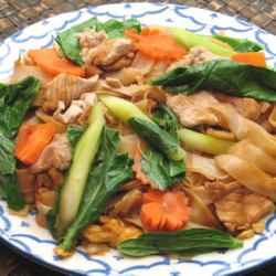 Thai Soy Sauce Flavored Thick Noodle Baked Rice Noodles "Pad Siyu"