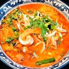 Ti Nun's signature product! Tom Yum Ramen with noodles in Tom Yum Goong soup♪