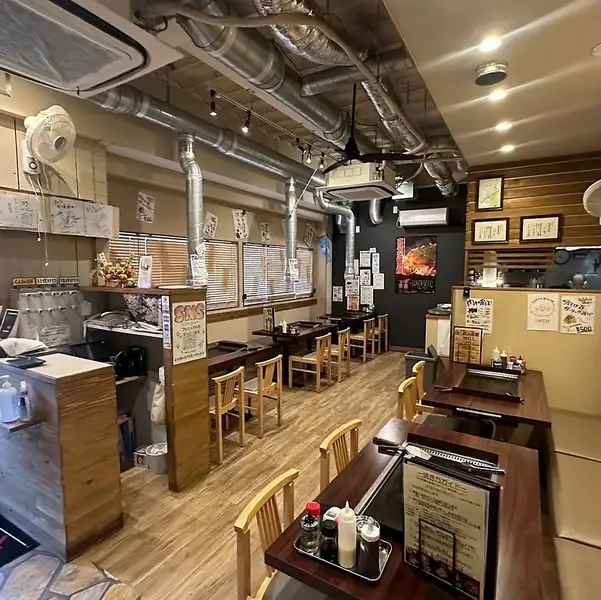 最大80名まで対応可能な広々とした店内スペースは、会社の宴会や大規模な集まりにぴったり。各種宴会コースをご用意しており、人数に合わせて柔軟に対応可能。テーブル席や個室を組み合わせ、ゆったり食事を楽しめます。鉄板焼きの香り漂う店内で、仲間と盛り上がる宴会を楽しめます。