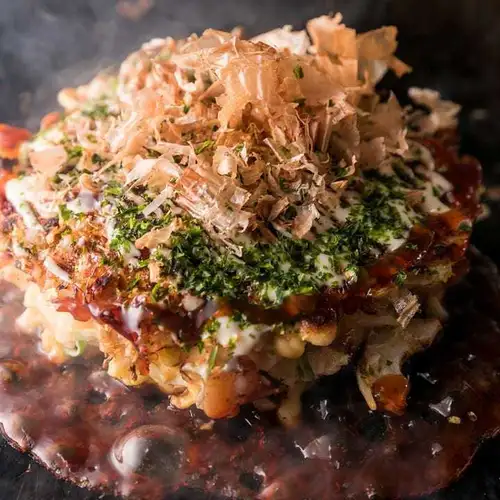 セルフ焼きコースで楽しむ、鉄板で自分好みに焼くお好み焼き体験・プチ宴会に最適