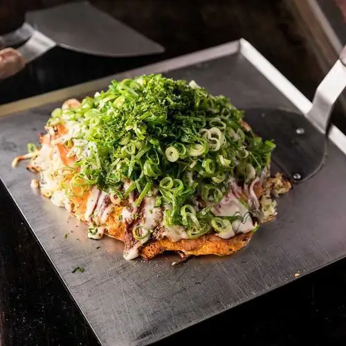 鉄板で焼き上げる、香ばしくふんわり食感の焼きたてお好み焼き・自分で焼く