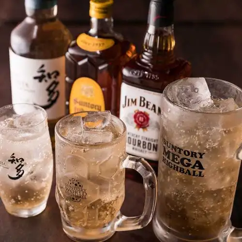 飲み放題で楽しむ、お好み焼きや鉄板焼きに合う豊富なドリンクラインナップ