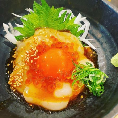 Raw scallop salmon roe yukke