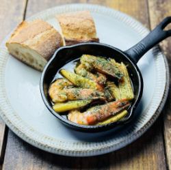 エビとヤングコーンのアヒージョ