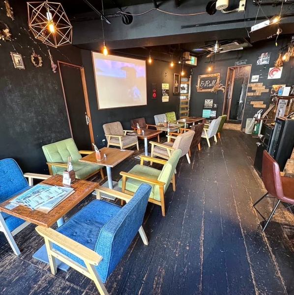 木材を基調とした木の温もりを感じられるオシャレな店内♪全席ソファーの落ち着いた雰囲気でゆるりとした時間をお楽しみください☆15名様～貸切ＯＫ☆予約必須！
