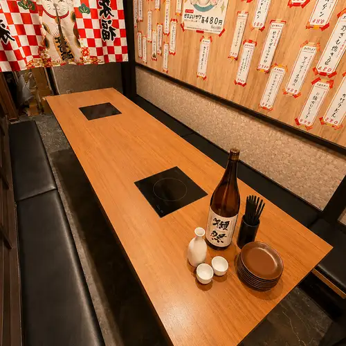 <p>店内には香ばしい鉄板焼きの香りと活気ある声が広がり、つい長居したくなる居心地の良さが魅力。食べ放題でも料理の手抜き感がなく、熱々で提供される麻辣鍋や牛タン麻婆を目当てに通う常連客も増えています。</p>
