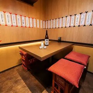 人数に合わせて利用できる個室席を完備。少人数での飲み会から会社宴会、ご家族でのお集まりまで幅広く対応しております。落ち着いた雰囲気の中で、料理やお酒を囲みながらゆったりとした時間を過ごせる人気のお席です。