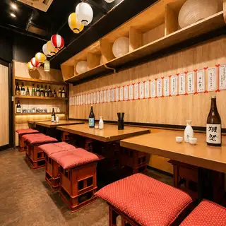 プライベート感を大切にした個室席をご用意しております。会話をゆっくり楽しみたいデートや女子会、誕生日のお祝いはもちろん、仕事帰りの飲み会や接待にも最適。居心地の良い空間で、心ゆくまでお食事をお楽しみいただけます。
