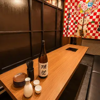 店内を彩る提灯と木の温もりが調和した和モダンな個室空間。落ち着いた雰囲気の中で、仲間との宴会や女子会、会社帰りの飲み会などさまざまなシーンにご利用いただけます。ゆっくりと流れる時間をお楽しみください。