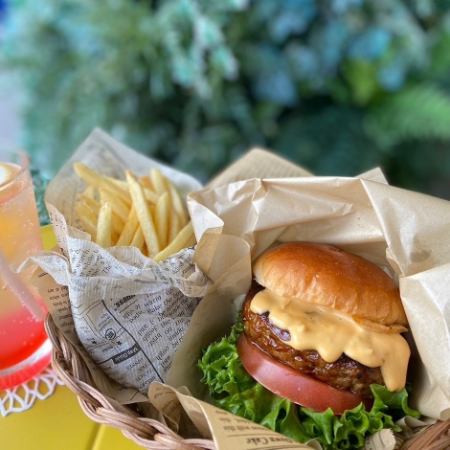Includes fries and drink! Burger set 990 yen (tax included) [Eat-in only]