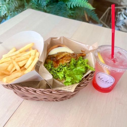 Burger set with fries and drink: 1,210 yen (tax included) [Eat-in only]