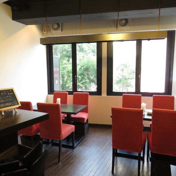 The shop interior is unified with calm wood tone.Please use it for lunch and after work.The table seats are movable and can be laid out freely. If connected, there are also seats available for around 12 people.
