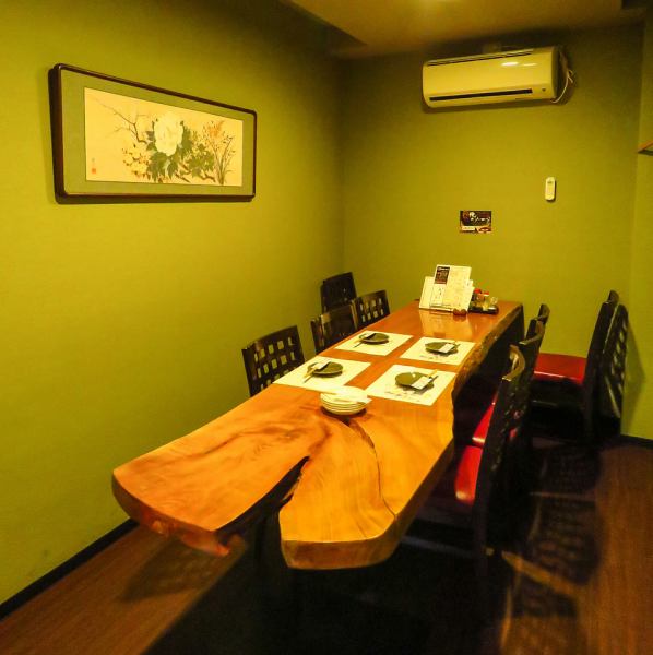 It is a popular private room seat where a single piece of wood is eye-catching.It can be used by 4 or 6 people ♪