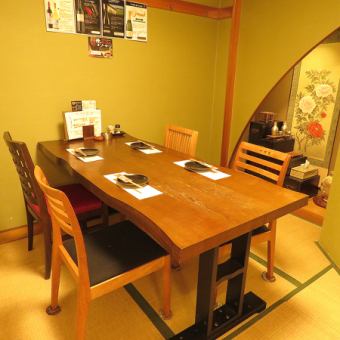 It usually has a chair and a table.You can also return it to the tatami room.Although it is a tatami room, it has chairs and table seats, so you can stretch your legs.It is a popular room, so we recommend you to make a reservation.