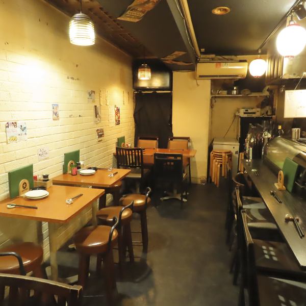 温かみのある明かりが照らす店内はアットホームで、ワイワイとお過ごしいただける空間です。賑やかな店内は、みんなの笑い声が絶えず、お食事をしながら和やかなひとときをお過ごしいただけます◎また、10名様より貸切を承っておりますので、会社宴会はもちろん、打ち上げなどお気軽にご相談ください♪