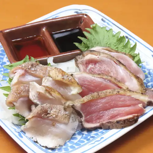 自慢の逸品！鹿児島県産知覧鶏を黒焼きやタタキで。