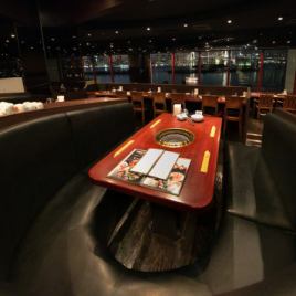 [Sofa seats (~ 5 people)] The U-shaped sofa seats allow up to 5 people to relax and relax.For important dinners such as entertainment and anniversaries, including yakiniku banquets where you can enjoy delicious sake with one hand.