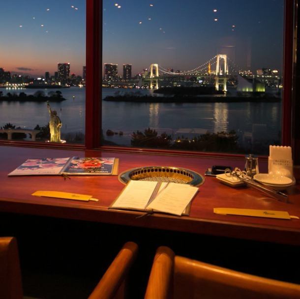 [Recommended counter seats for dates] We have counter seats for 2 people who can enjoy the magnificent view in front of you and delicious yakiniku at the same time.Ideal for couples and couples.There are various usage scenes such as girls-only gatherings, friends, and banquets with a small number of people.Enjoy a variety of meat while making conversations bloom.