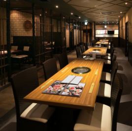 [Table seats (~ 14 people)] Up to 14 people can sit at the table, which creates a calm atmosphere with dark brown tones.You can also use it on your way home from playing with your family in Odaiba or after shopping with friends.