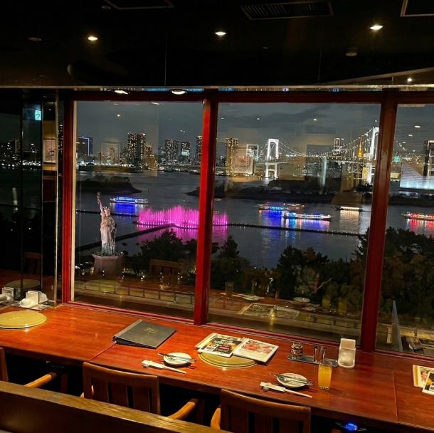 [Premium seats overlooking the night view and fountain show] Enjoy yakiniku (Japanese barbecue) while gazing at the spectacular view of Odaiba and the fantastically lit fountains of Aqua City from our counter seats for two.This romantic space, offering a sense of escape from the ordinary, is extremely popular for dates and anniversaries! Enjoy exquisite meat dishes while spending a special time with your loved one.