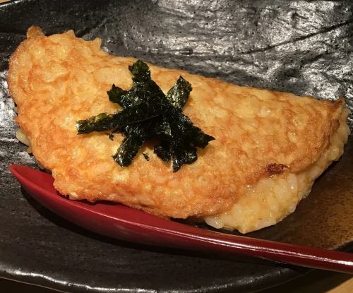 鉄板たまごかけご飯（赤だし、香の物）