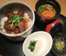 宮崎牛肉炙烤小碗（配紅味噌湯和醃菜）