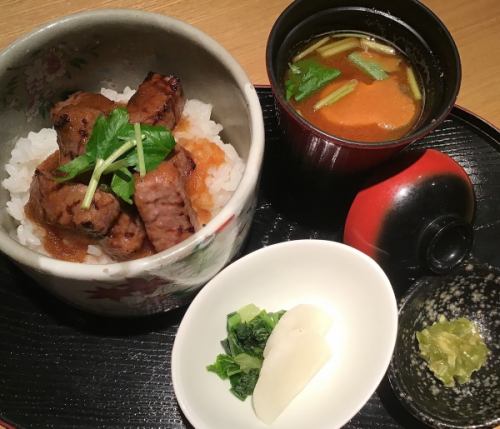 炙り宮崎牛の小どんぶり（赤だし、香の物）