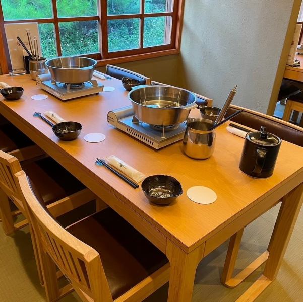 ゆったりとした時間が流れる落ち着いた雰囲気の店内でご家族やご友人とお食事をお楽しみください。