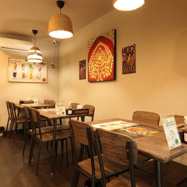 【使い勝手抜群のテーブル席】4名掛けテーブル席を3卓ご用意。ゆったりと会話を楽しめる配置で、女子会や主婦会にぴったりです。料理をシェアしながら、賑やかなひとときを過ごせる空間。ランチ利用から夜の集まりまで幅広く活躍します。