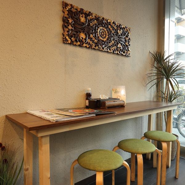 【気軽に立ち寄れるカウンター】カウンター席は全3席。おひとり様や2名利用に最適で、サクッと食事を楽しみたい時にもおすすめです。目の前に並ぶ料理や香りを感じながら、気負わず本格タイ料理を堪能できます。