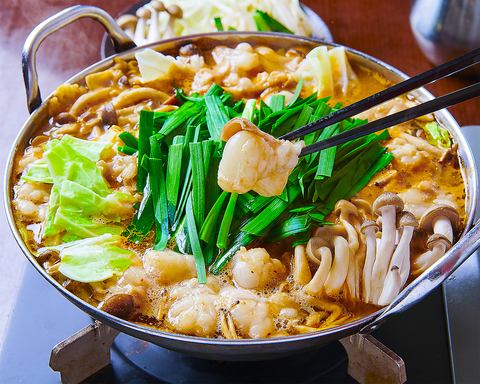 2 minutes walk from Gotanda Station! A popular izakaya that takes pride in its teppanyaki dishes that are grilled right in front of you and giblets stew cooked in a large pot!