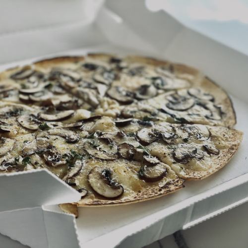 棕色蘑菇披萨
