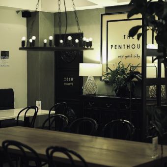 The table seats in the center of the hall are perfect for a large number of people.