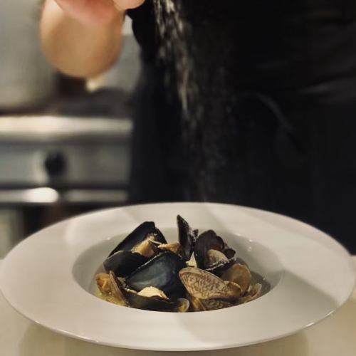 Steamed mussels and tarragon herbs with Chardonnay
