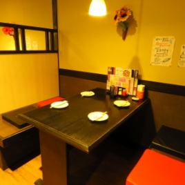 [Table seats] Table seats with partitions.It can be used in a wide range of situations such as drinking parties with friends and dates.* There is goodwill at the entrance and it is a semi-private room.