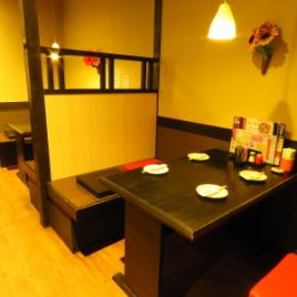 [Table seats] Table seats with partitions.It can be used in a wide range of situations such as drinking parties with friends and dates.* There is goodwill at the entrance and it is a semi-private room.