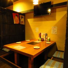 [Digging Gotatsu Zashiki Private Room Seats] 1 table for 4 people and 1 table for 6 people.* There is a roll curtain between the seats, making it a semi-private room.