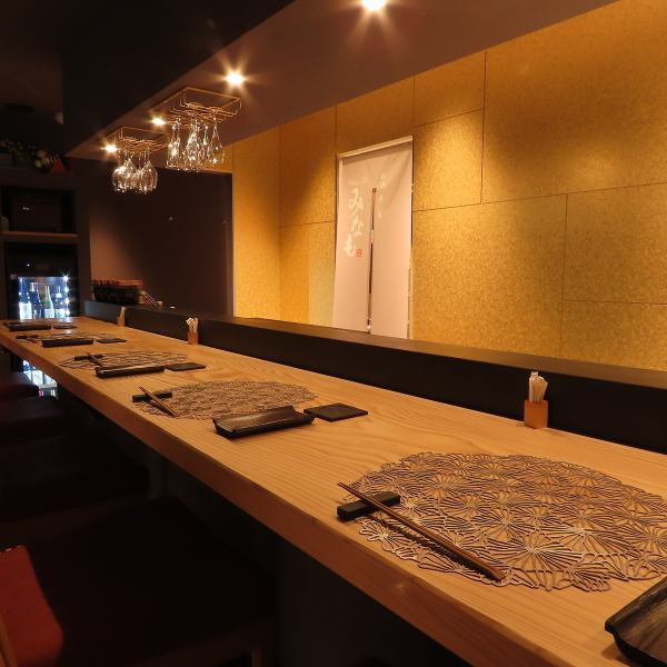 一枚板を使用したカウンター席。落ち着いた店内で拘りの料理をご堪能ください。