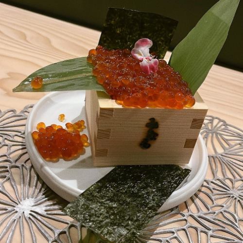 枡に入ったこぼれイクラ寿司