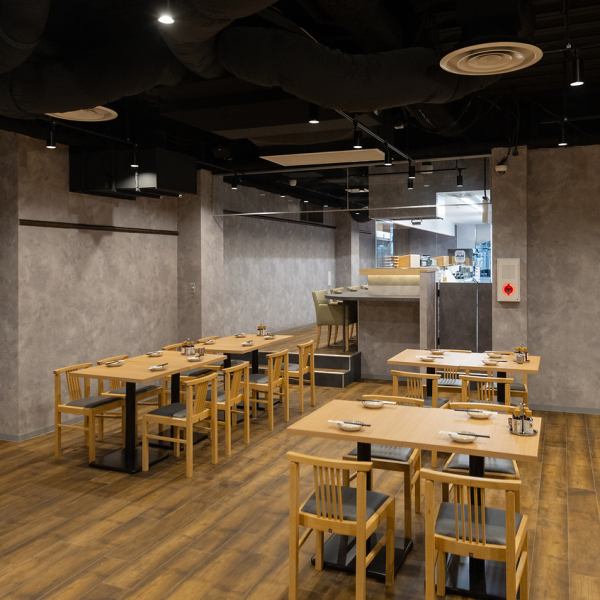 【明るめなカジュアルレストラン♪】店内の内装は、カフェのような明るい空間を演出しており、カジュアルなでにぎやかな雰囲気を感じていただけます◎カウンター、テーブル、お座敷を計87席ご用意しておりますので、ご友人とはもちろん団体のご利用や結婚式の二次会の貸切利用にもご利用いただけます！