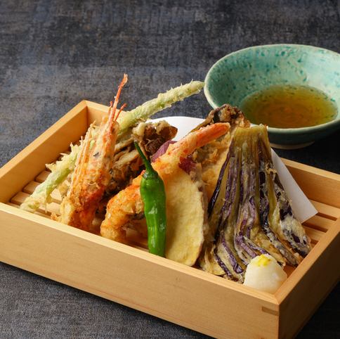 香脆新鮮炸製的時令海鮮天婦羅