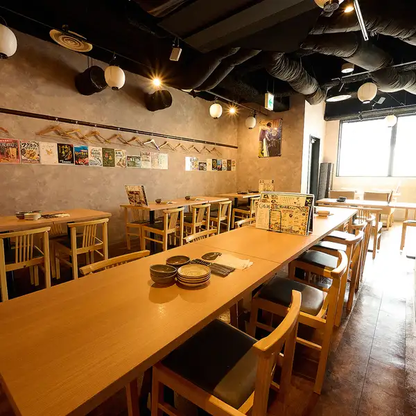 【明るめなカジュアルレストラン♪】店内の内装は、カフェのような明るい空間を演出しており、カジュアルなでにぎやかな雰囲気を感じていただけます◎カウンター、テーブル、お座敷を計93席ご用意しておりますので、ご友人とはもちろん団体のご利用や結婚式の二次会の貸切利用にもご利用いただけます!