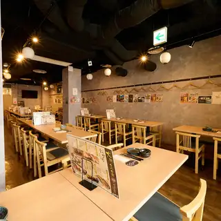 ゆったりとくつろげる空間でお食事をテーブル×70席