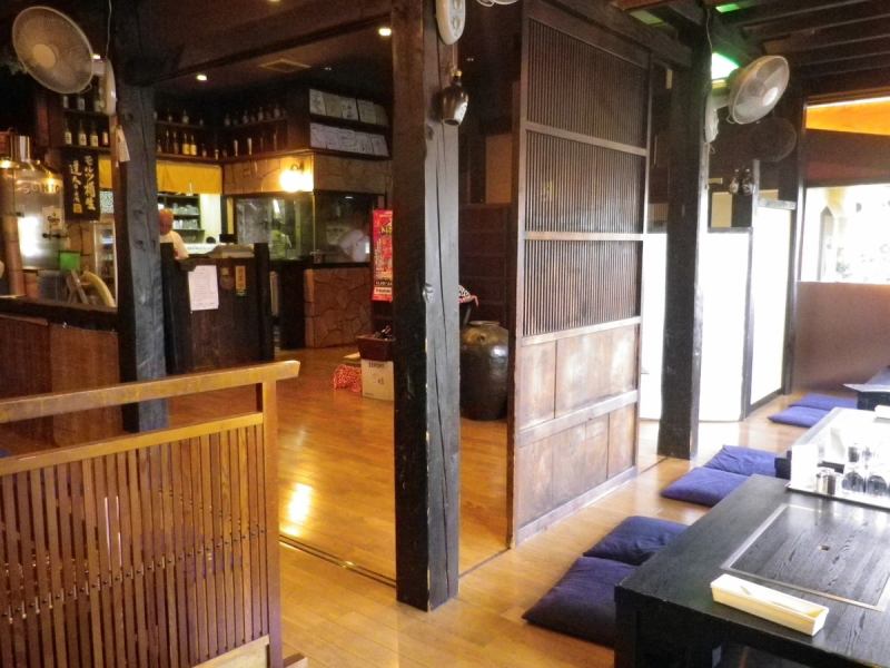 広々とした店内で、余裕をもった造りとなっている。家族連れにもパーテーィーにも適した店内。