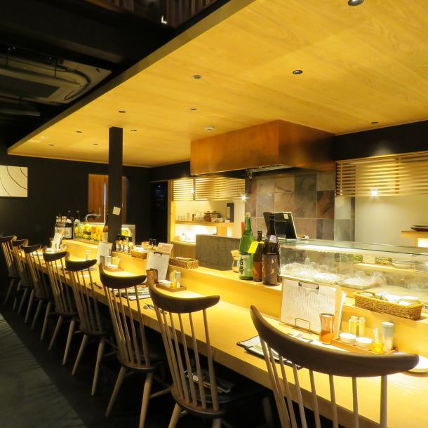 [One person is also welcome ◎] There is a counter seat on the first floor overlooking the open kitchen.Perfect for a date or a meal with friends! One person is welcome, there are many women, so please feel free to come ♪