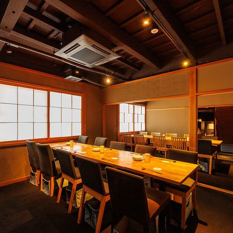 【各種人数個室あり♪】4名様個室、8~10名様用個室あり!女子会や誕生日会、コンパにもオススメ!その他新年会などの会社宴会にもご利用いただけます♪2階の奥広間貸切は30名様~40名様まで対応可能!少人数での飲み会から、大人数での宴会まで、使い勝手◎17時オープン、京都駅徒歩2分なので、新幹線までのお時間にも♪
